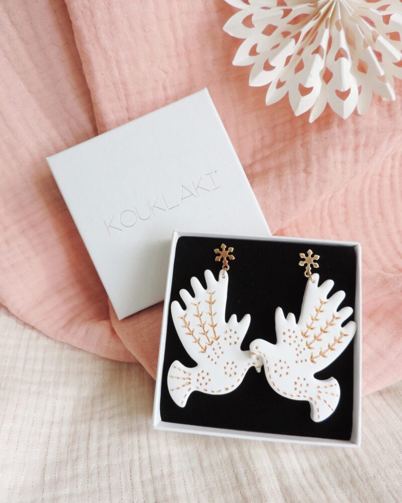 Boucles d'oreilles EIRINI . Blanc pur sculpté doré – Image 3