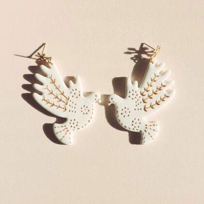 Boucles d'oreilles EIRINI . Blanc pur sculpté doré