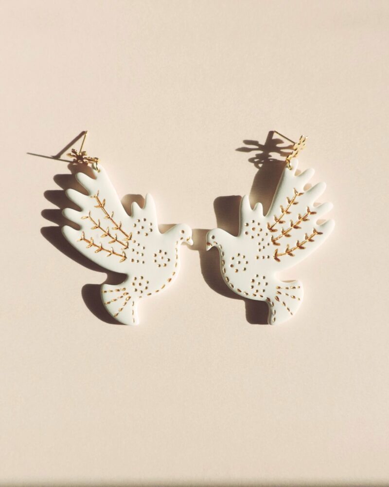Boucles d'oreilles EIRINI . Blanc pur sculpté doré