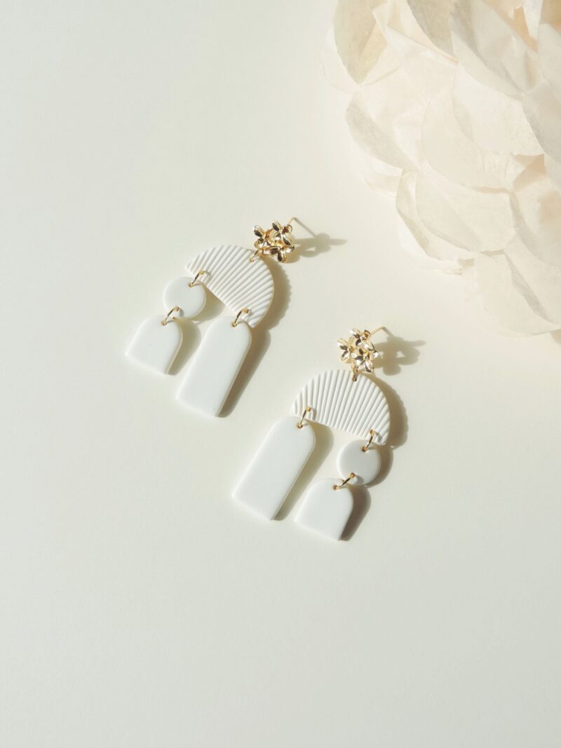 Boucles d'oreilles SARIA . Blanc pur . plaqué or – Image 3