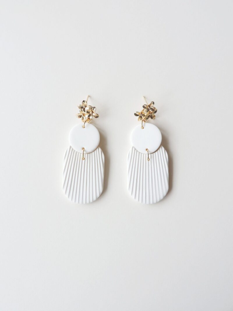 Boucles d'oreilles DELOS . Blanc pur . plaqué or