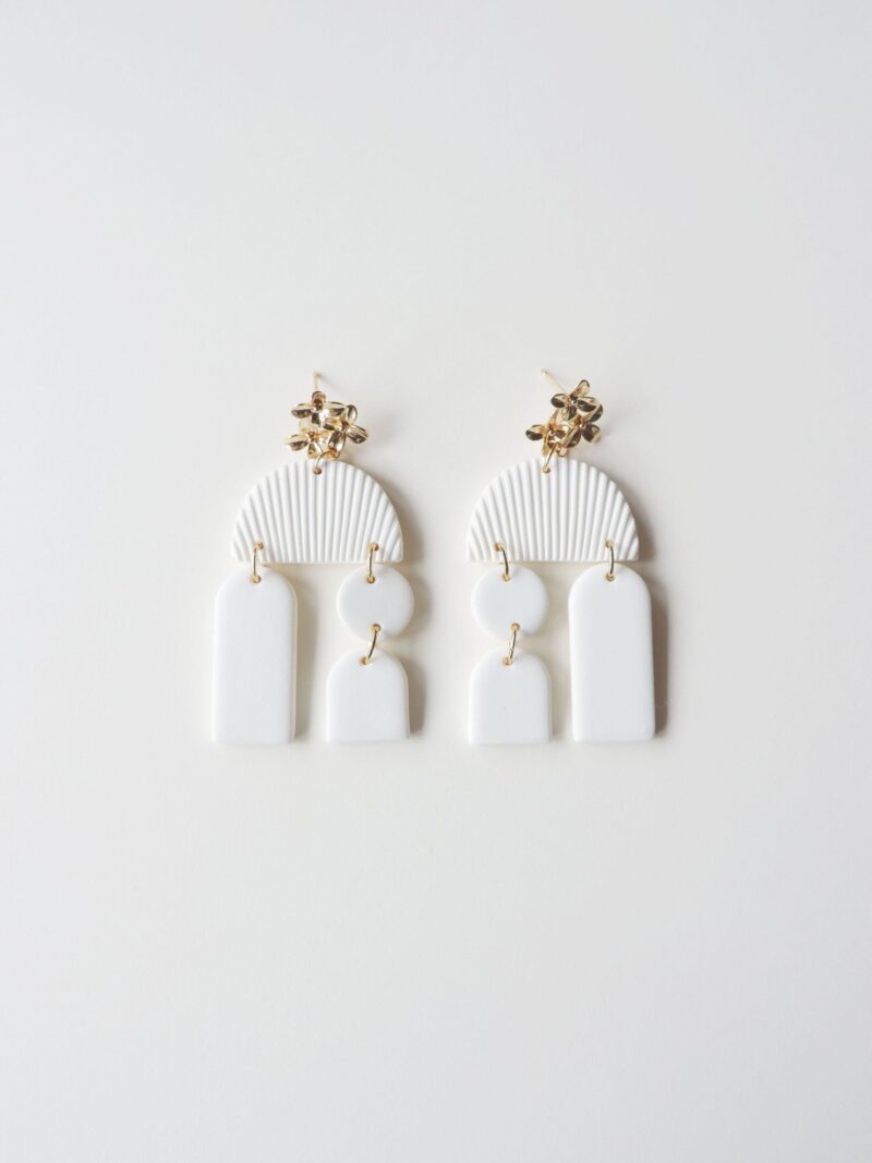 Boucles d'oreilles SARIA . Blanc pur . plaqué or