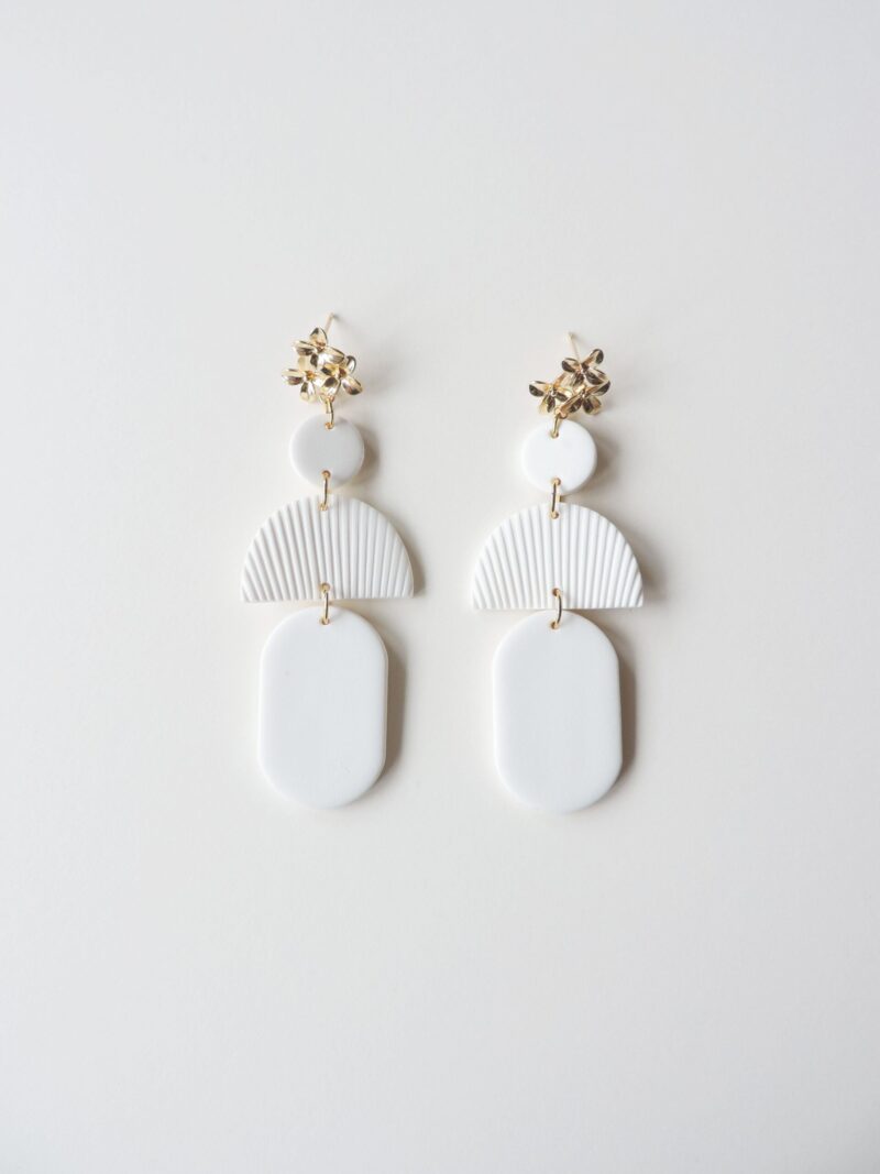 Boucles d'oreilles PATMOS . Blanc pur . plaqué or