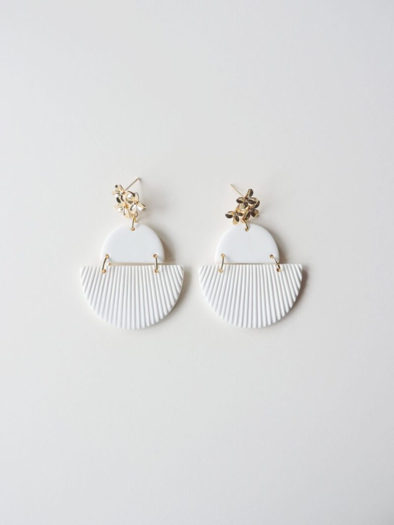 Boucles d'oreilles ALIMNIA . Blanc pur . plaqué or