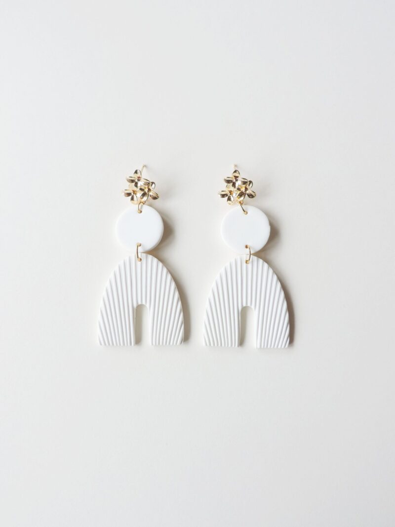 Boucles d'oreilles KOS . Blanc pur . plaqué or – Image 2