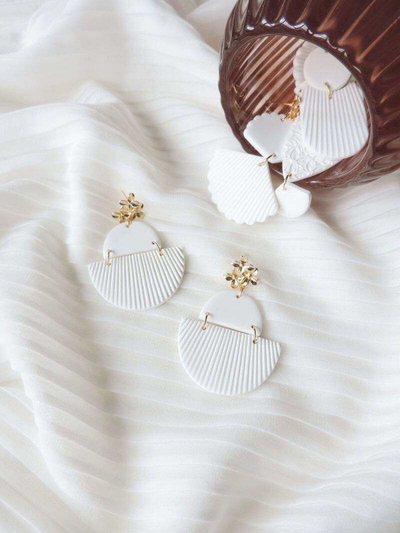 Boucles d'oreilles ALIMNIA . Blanc pur . plaqué or – Image 2