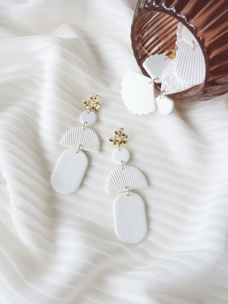 Boucles d'oreilles PATMOS . Blanc pur . plaqué or – Image 3