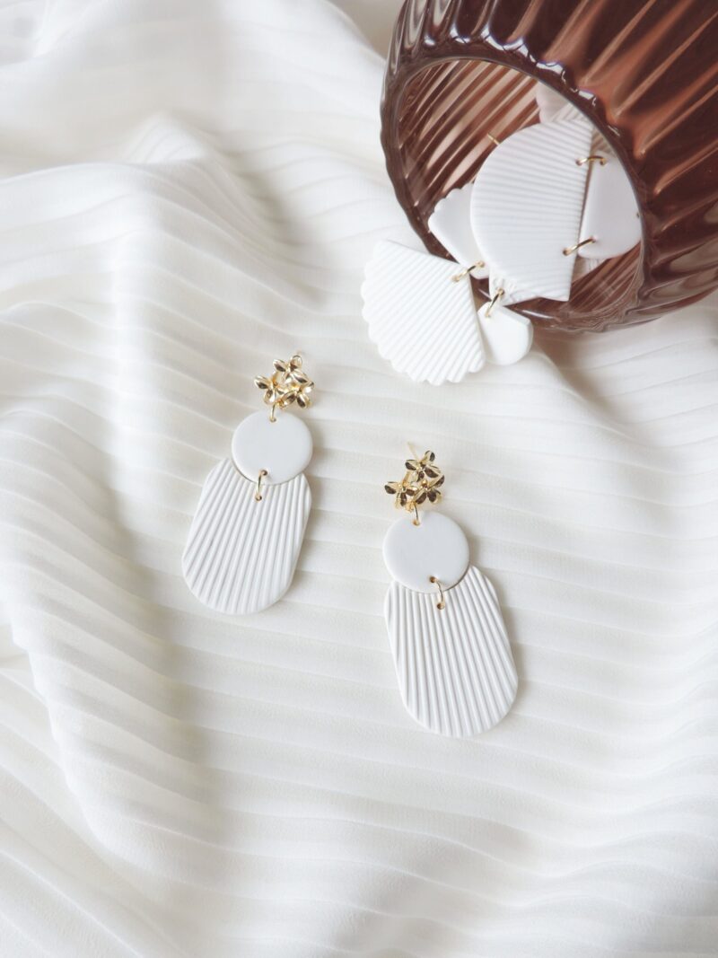 Boucles d'oreilles DELOS . Blanc pur . plaqué or – Image 2