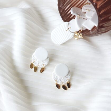 Boucles d'oreilles ZANTE . Blanc pur fleuri