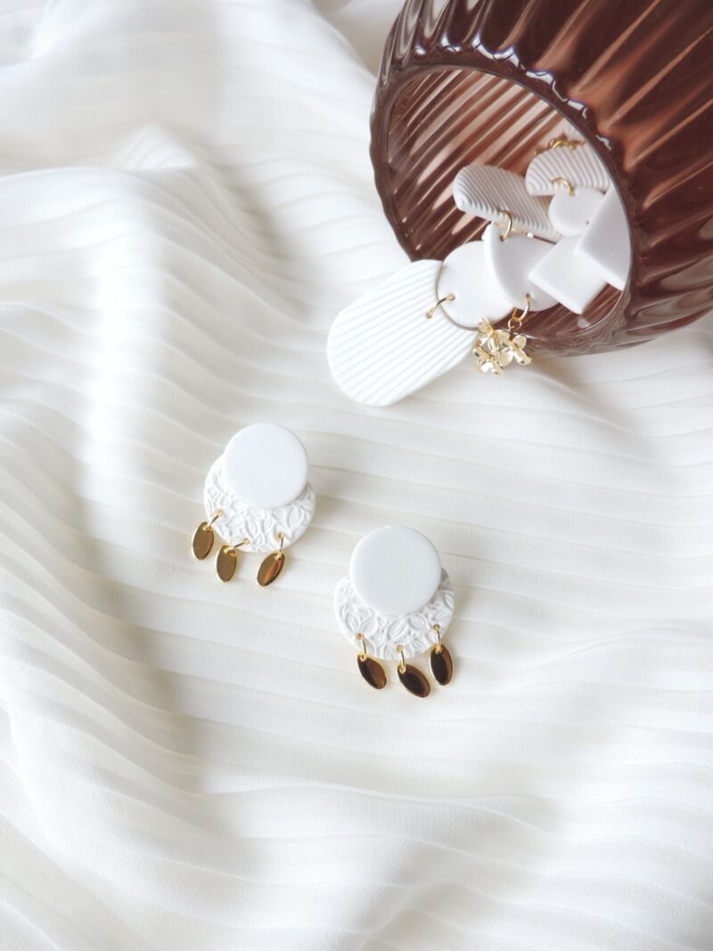 Boucles d'oreilles ZANTE . Blanc pur fleuri