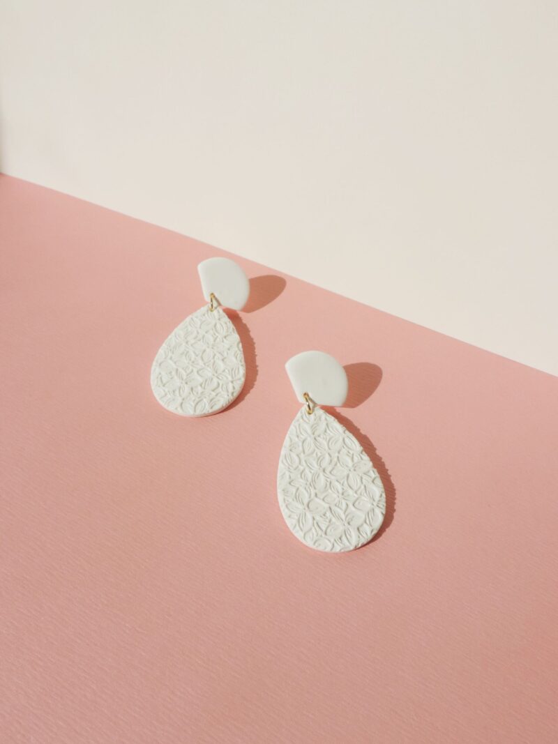 Boucles d'oreilles CNOSSOS . Blanc pur fleuri