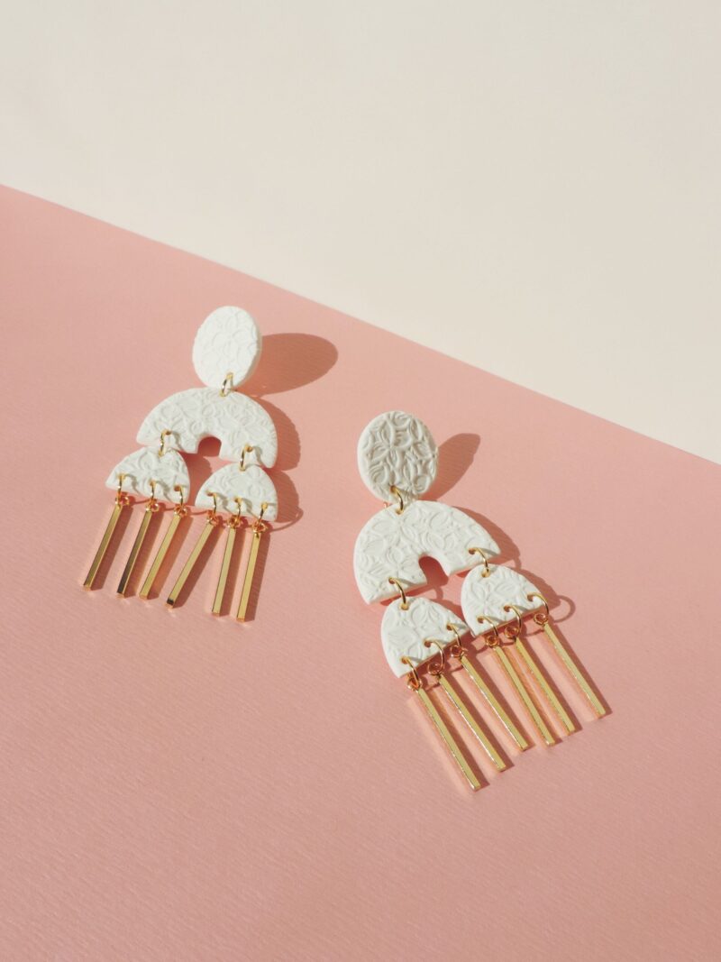 Boucles d'oreilles RHODES . Blanc pur fleuri