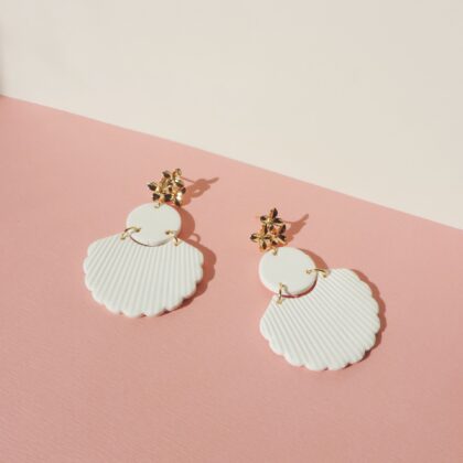 Boucles d'oreilles HYDRA . Blanc pur . plaqué or