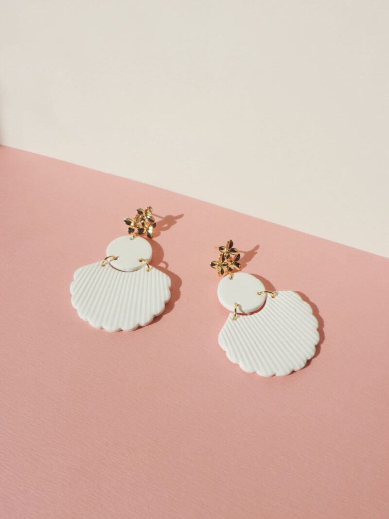 Boucles d'oreilles HYDRA . Blanc pur . plaqué or
