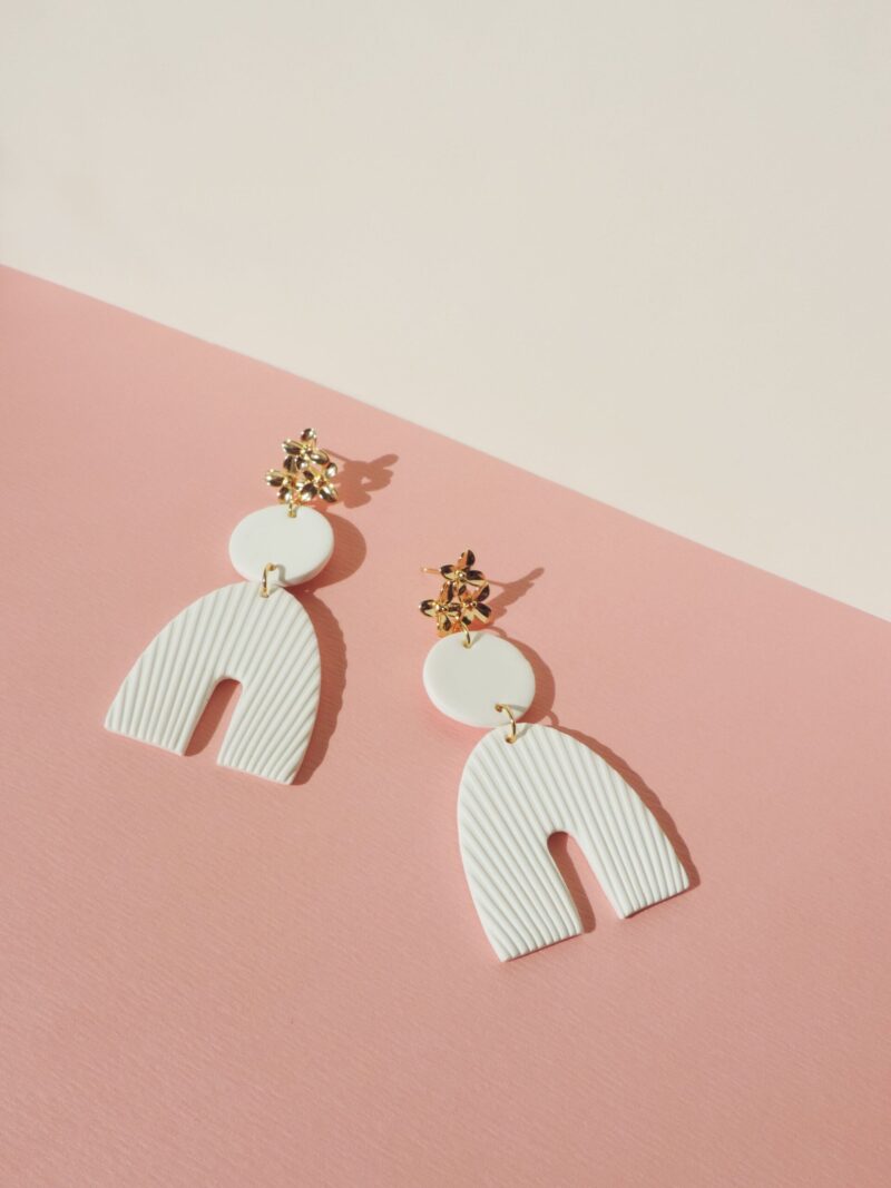 Boucles d'oreilles KOS . Blanc pur . plaqué or