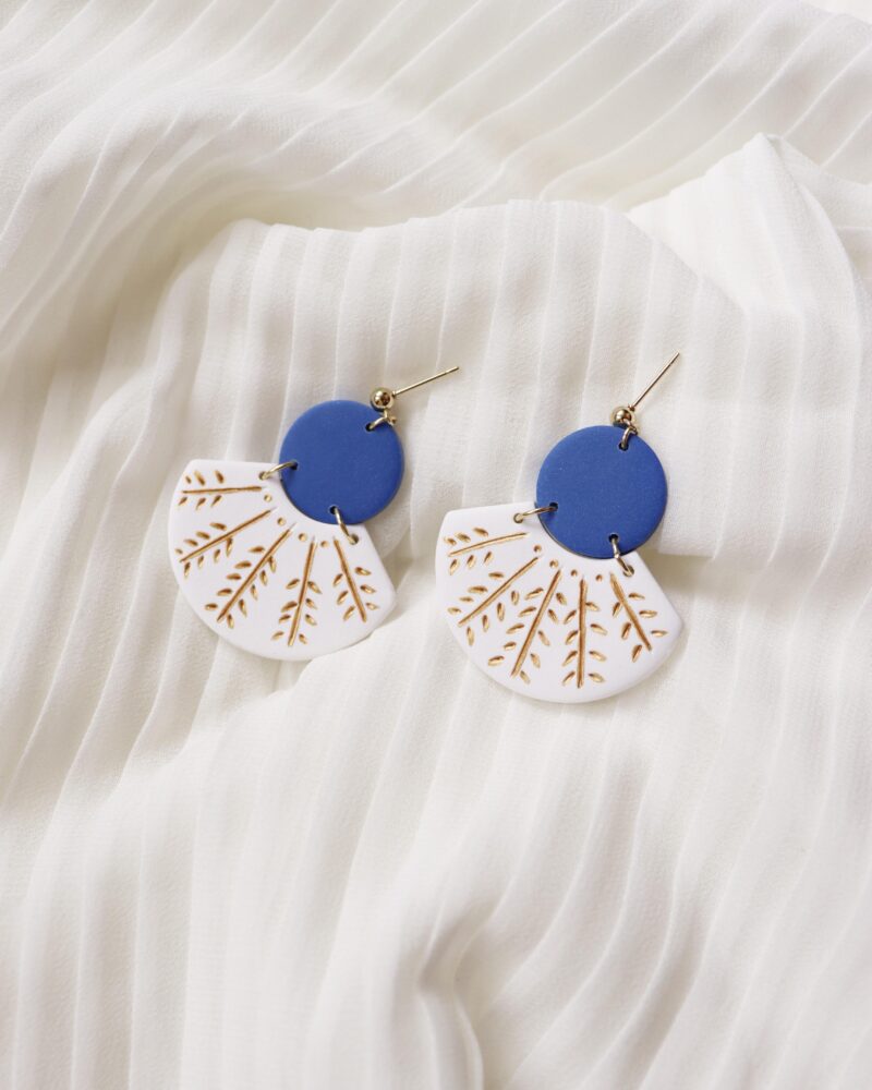 Boucles d'oreilles ITHAQUE . Bleu Cyclades & Blanc pur – Image 3