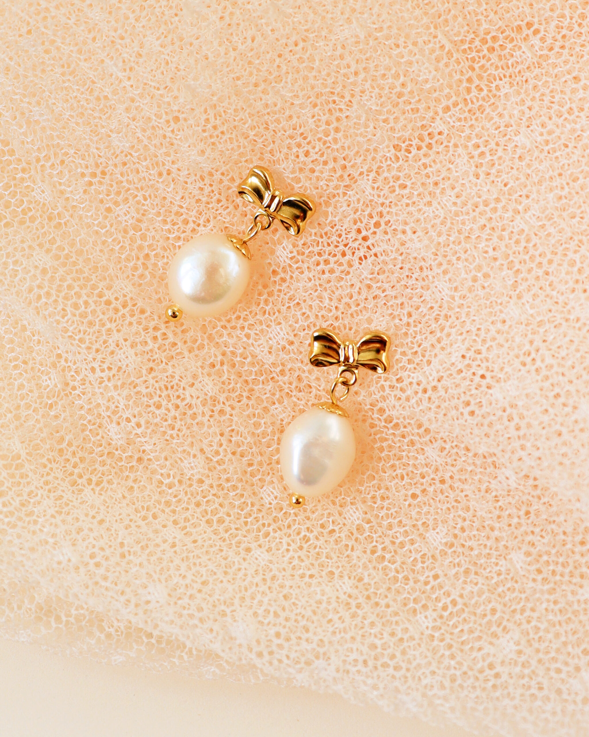 Boucles d'oreilles BOW . petit format . Gold Filled 14k . série limitée – Image 2